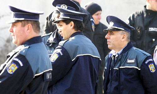 Poliţistii işi pot căuta de lucru după program