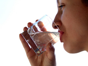 10 motive pentru care trebuie să bem apă
