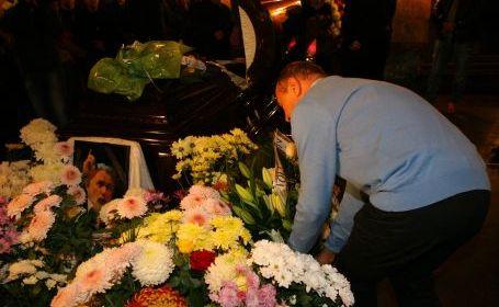 Basescu, la înmormântare ca la cheful ţiganilor