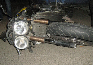 Cu motocicleta-n gard
