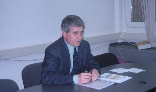 Primăria mea-i modeeeel,/ Că-i prima în sondăjeeeel !