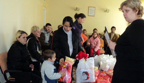 SPAS a împărţit azi pachete nevoiaşilor