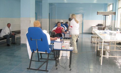 Tot mai mulţi donatori de sânge