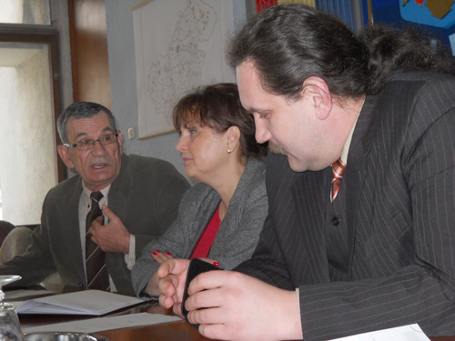 Pensionarii cer primarului Ilyes să le prezinte contractul de concesiune a ştrandului
