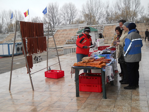 Cârnaţii, pălinca. vinul şi murăturile, vedete în piaţa de produse tradiţionale