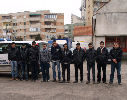 Zece migranţi şi două călăuze depistate la frontiera româno-ungară