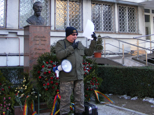Conferinţă de presă în faţa sediului Poliţiei