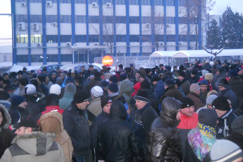 Greviştii de la Electrolux, scoşi în stradă la minus 26 grade!