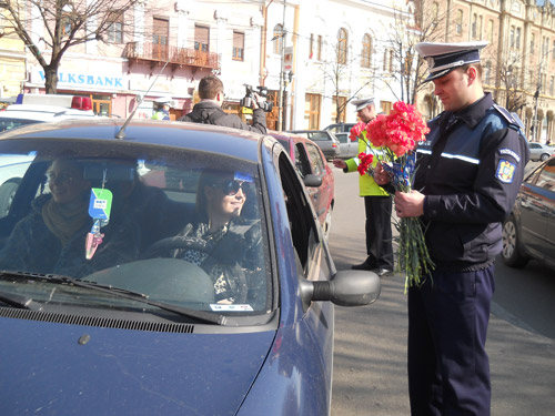 Flori la frontieră, flori în trafic, flori pentru flori