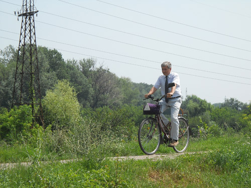 Continuă lucrările de amenajare a pistei de biciclişti