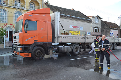 Un autocamion a luat foc lângă Piața de vechituri