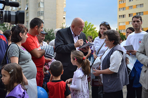 Dr. Dorel Coica în mijlocul locuitorilor din cartierul Micro 15