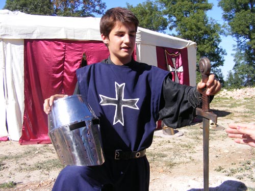 Defilare cu fanfară, majorete şi cavaleri medievali pe străzile Ardudului (galerie foto+video)