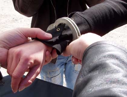 Tineri reţinuţi de poliţişti pentru comiterea infracţiunii de tâlhărie