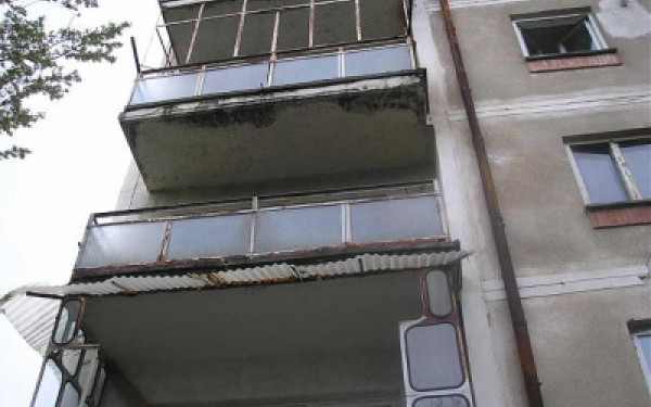 Încă o femeie moartă după ce s-a arucat de pe balcon