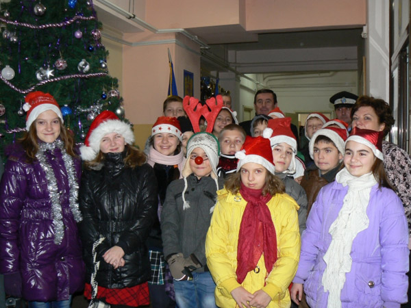O clasă de elevi de la Şcoala “Octavian Goga” au colindat poliţiştii locali