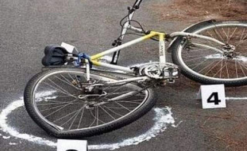 Biciclist lovit de o maşină
