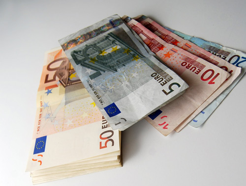 Un sătmărean a dat mită 25.000 de euro pentru a-și angaja fiicele