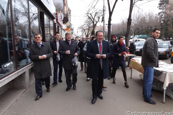 Liderii politici ai USL Satu Mare au oferit astăzi mărţişoare (galerie foto)