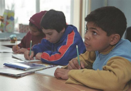 Autorităţile vor să reducă abandonul şcolar în rândul romilor