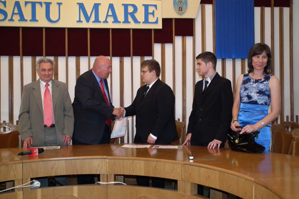 Elevii Sergiu Alec şi Claudiu Ardelean, premiaţi de primarul Dorel Coica
