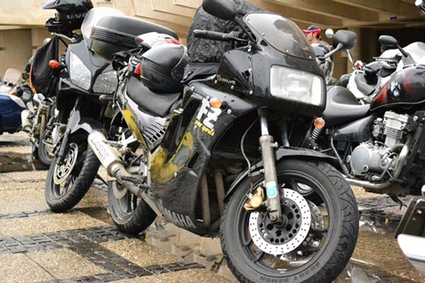 Românii care au mopede şi motociclete nu mai sunt obligaţi să aibă trusă de prim-ajutor