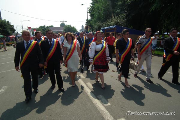 Reprezentanţii judeţului au defilat în jurul Parcului Central (galerie foto)