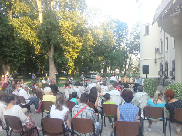 Concert de jazz în faţa Castelului Karolyi