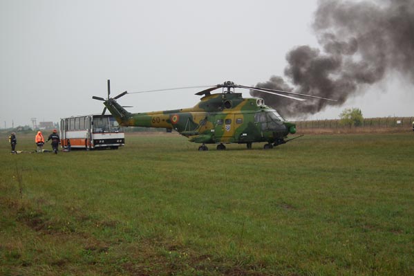 Aventură pe frig şi ploaie, cu avion prăbuşit la Aeroportul Satu Mare (galerie foto) Aventură pe frig şi ploaie, cu avion prăbuşit la Aeroportul Satu Mare (galerie foto)