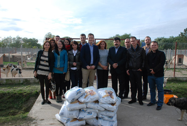TSD Satu Mare a donat 150 kg de mâncare pentru câinii fără stăpân