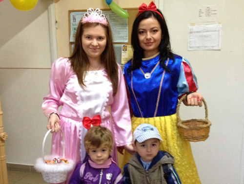 Copiii de la Grădiniţa „Voinicelul” primiţi de o prinţesă şi de Albă ca Zăpada Copiii de la Grădiniţa „Voinicelul” primiţi de o prinţesă şi de Albă ca Zăpada