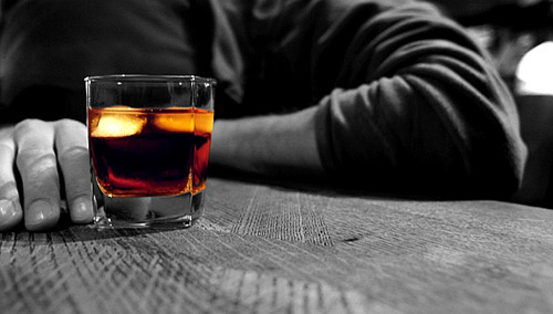 S-a îmbătat, a bătut clienţii şi a vrut să aprindă barul