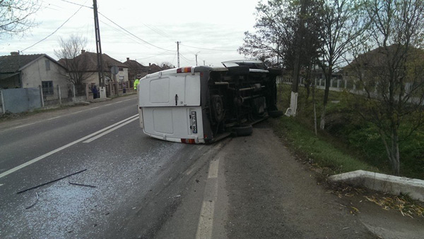 Accident cu un microbuz răsturnat în Dorolţ (galerie foto)