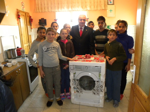 Prefectul a oferit cadouri copiilor de la Casa de tip familial „Orhidea” din Răteşti