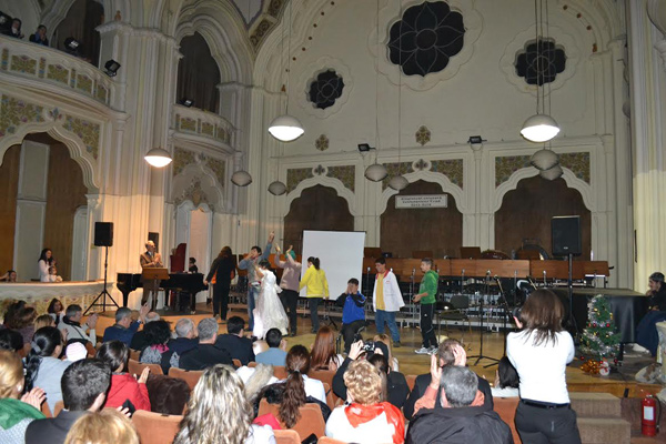 Spectacolul Asociaţiei “STEA” a umplut Filarmonica de spectatori
