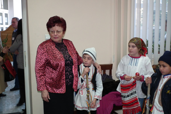 Un grup de copii de la Lipău au colindat angaţii Casei Judeţene de Pensii