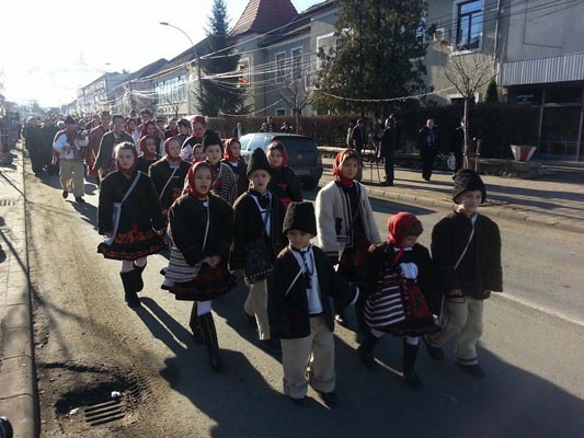 Zeci de grupuri de colindători la „Festivalul Datinilor şi Obiceiurilor de Iarnă” din Negreşti-Oaş