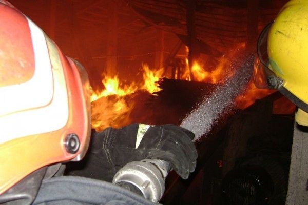 Hala unei fabrici de mobilă din Ardud, distrusă de flăcări