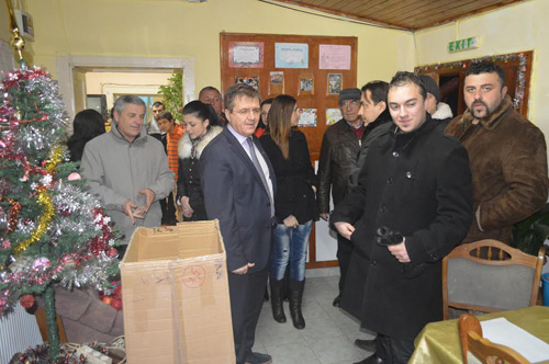 Cadouri de Moş Nicolae pentru copiii din Tăşnad Cadouri de Moş Nicolae pentru copiii din Tăşnad