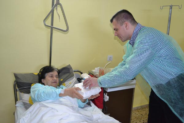 Mâncare servită în caserole de unică folosinţă la Spitalul Judeţean