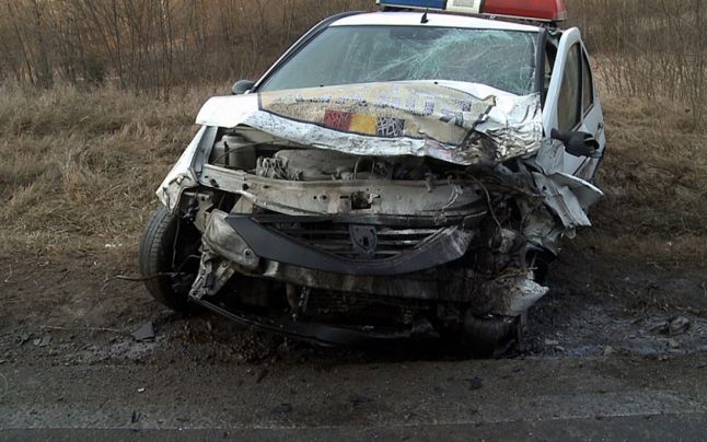 O maşină de poliţie a intrat într-un TIR condus de un careian