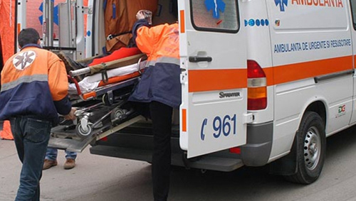 Un biciclist a ajuns la spital cu picioarele rupte