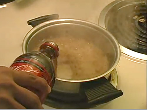Vezi ce se întâmplă când fierbi Coca-Cola (video)
