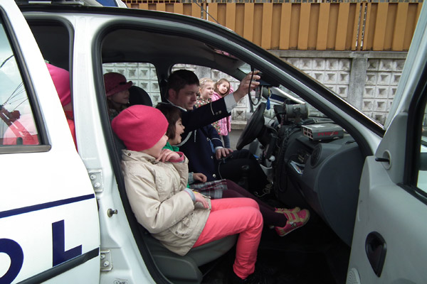 Copiii au putut azi să se joace de-a poliţiştii