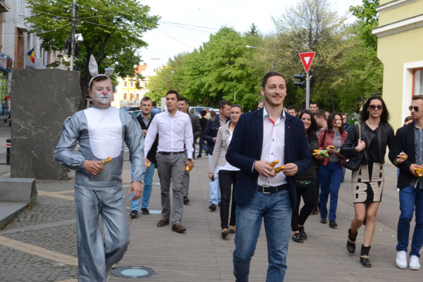 Tinerii social-democraţi au împărţit cadouri copiilor