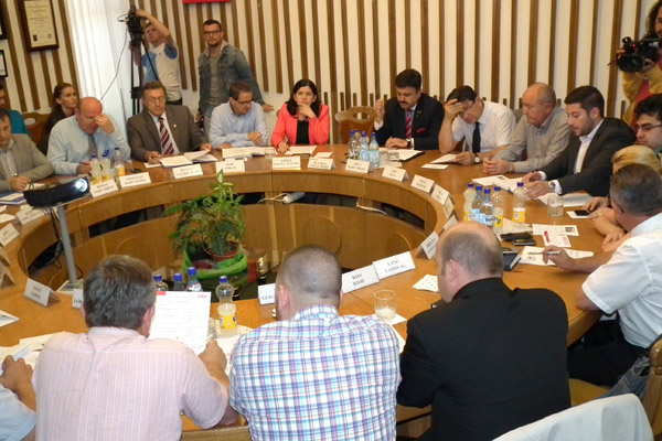 Cadrele didactice din Satu Mare îşi primesc banii pentru navetă