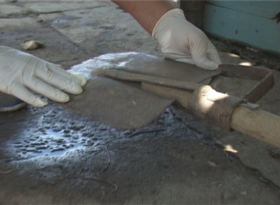 Şi-a lovit consăteanul cu cazmaua în cap