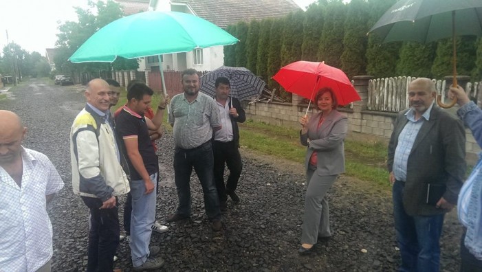 Lucrările de extindere a reţelelor de apă şi modernizare a străzilor continuă în Negreşti-Oaş