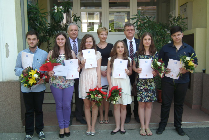 Candidaţii care au obţinut media 10 la Evaluarea Naţională şi la Bacalaureat, au fost premiaţi de Guvernul României