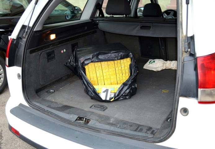 Țigări de contrabandă descoperite în mașina unui sătmărean